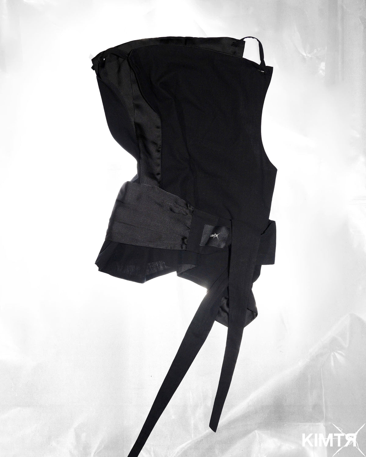 CAPPER BELTED STRAP TOP